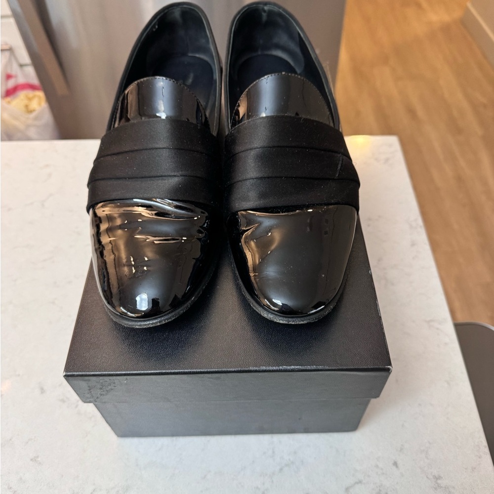 Patent leather with silk band loafers